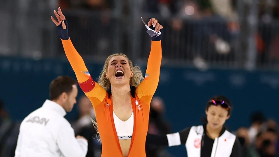 Sinəsini açmışdı, məşhur olmuşdu, indi o paltarı hərraca çıxardı - FOTO